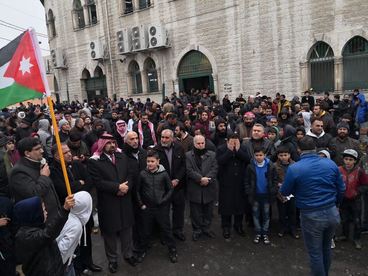 وقفة احتجاجية في حي نزال رفضاً لإتفاقية الغاز مع العدو الصهيوني (صور)