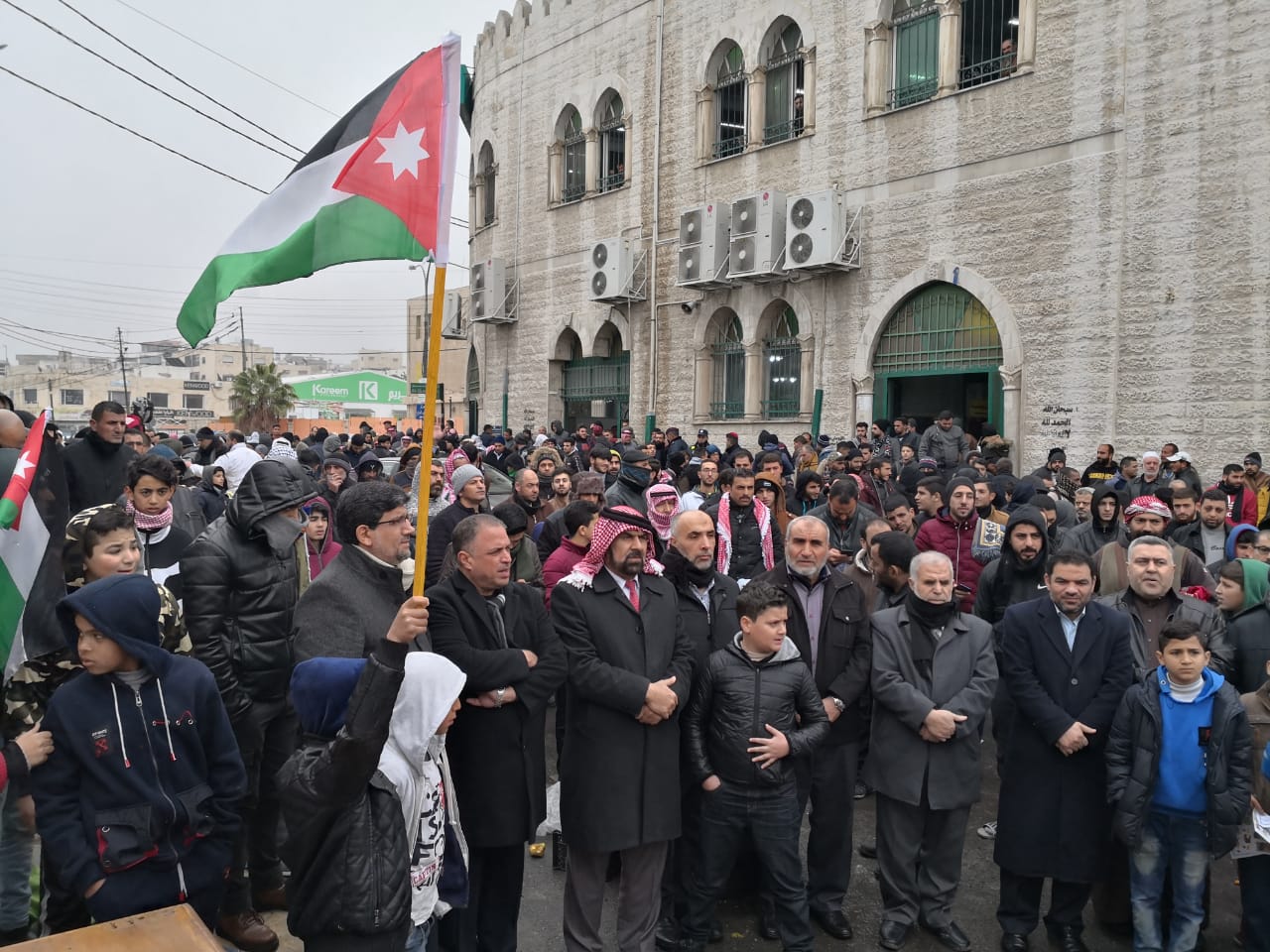 وقفة احتجاجية في حي نزال رفضاً لإتفاقية الغاز مع العدو الصهيوني (صور)