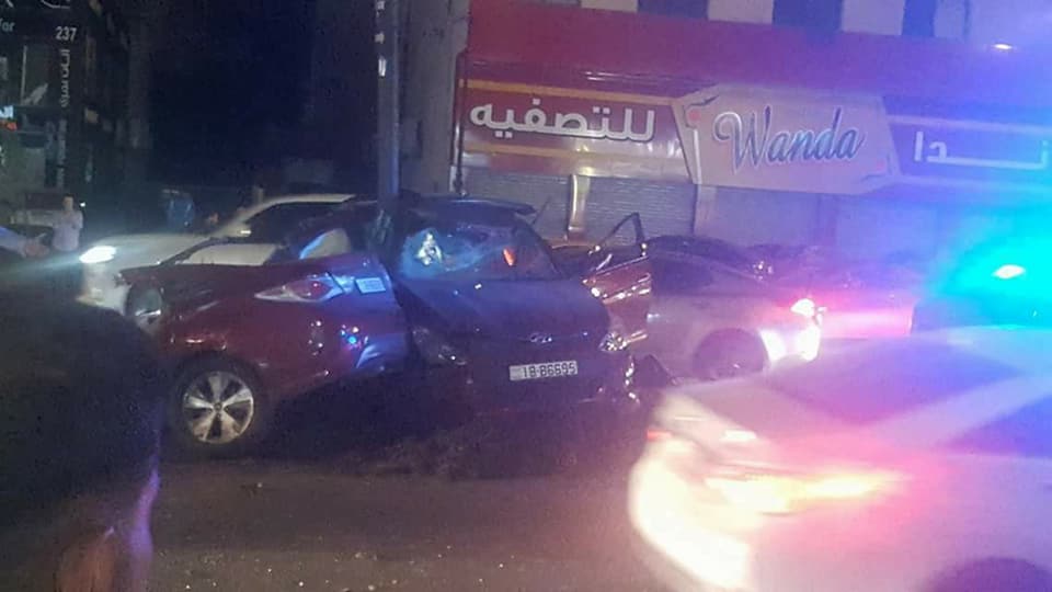 بالصور: عناية إلاهية أحاطت ركاب سيارة انشطرت في عمان