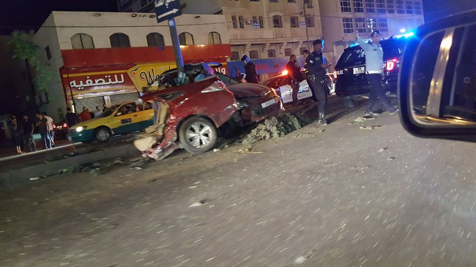 بالصور: عناية إلاهية أحاطت ركاب سيارة انشطرت في عمان