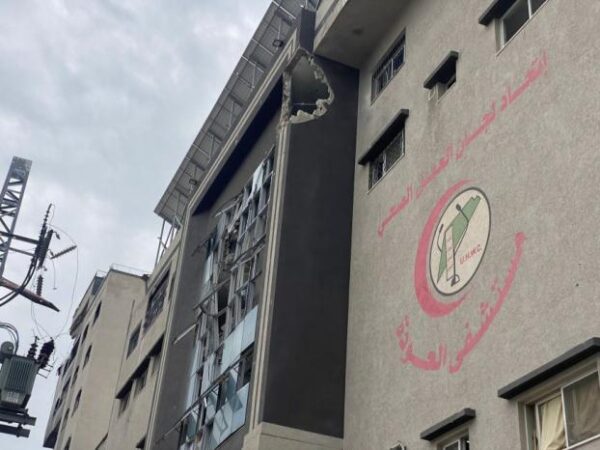 الاحتلال يُجلي المرضى والطواقم الطبية من مستشفى العودة