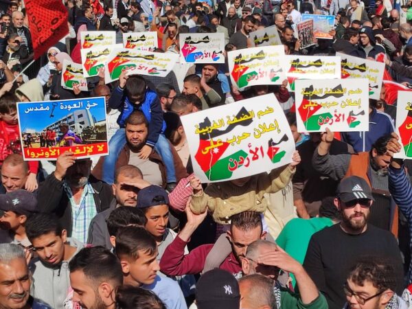 مسيرةٌ حاشدة أمام الحُسينيّ رفضًا لسياسة تهجير أهالي “الضفة”