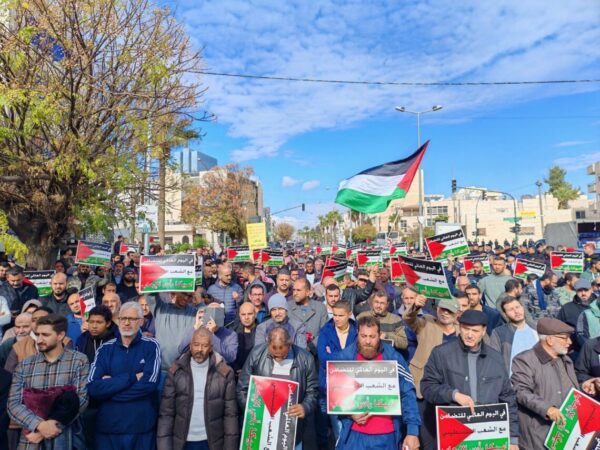 مسيرة شعبية حاشدة بالقرب من السفارة الأمريكية في عمان