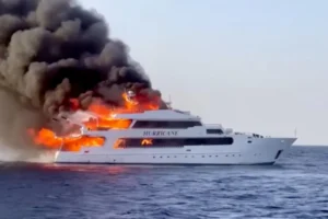 مركب سياحي يحترق