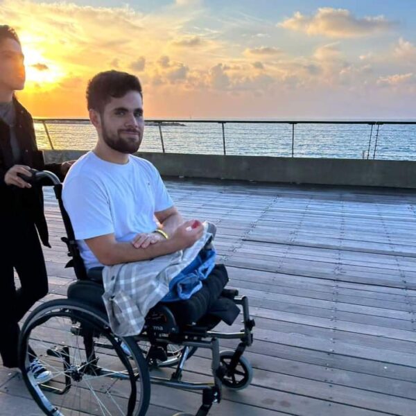 المقاومة تقتص من ملاكم إسرائيلي التقط صورة مع ثياب سيدة فلسطينية
