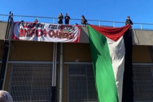 متضامنون برازيليون يرفعون العلم الفلسطيني