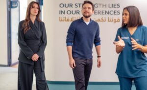 ولي العهد والأميرة رجوة يزوران مركزا لعلاج اضطرابات النطق واللغة