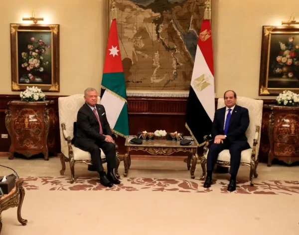 الملك والرئيس المصري يؤكدان ضرورة احترام سيادة الدول العربية