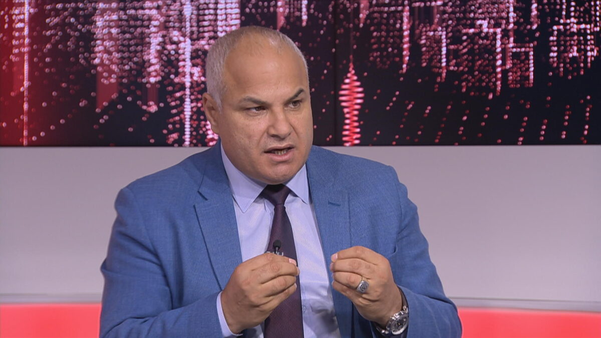 الحكومة: الوزير البكار لم يرتكب مخالفة قانونية.. وهذا سبب استقالته