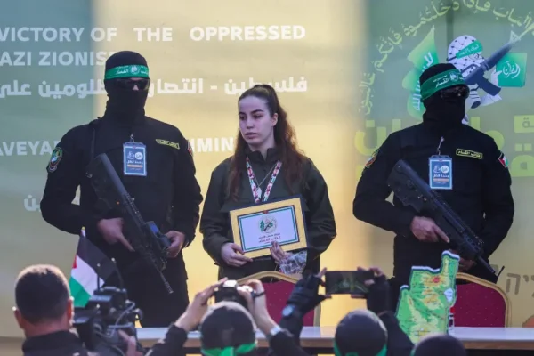 أمام منزل السنوار.. تسليم أسيرة من بين ركام جباليا واستعدادات لتسليم أسيرين