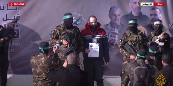 “الصهيونية لن تنتصر”.. “القسام” تسلم 3 أسرى إسرائيليين للصليب في خانيونس