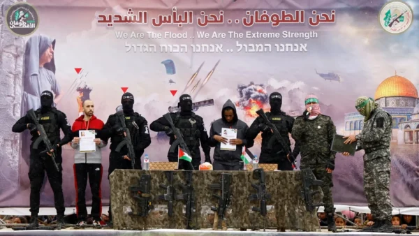 “القسام” تسلم 6 أسرى إسرائيليين من رفح والنصيرات