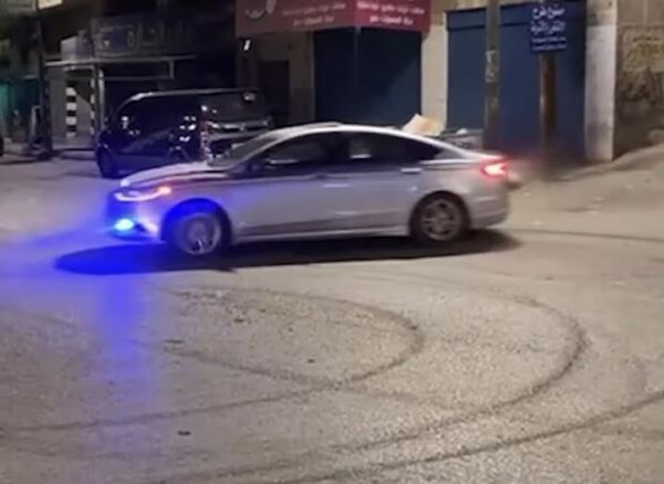 ضبط سائق ظهر في فيديو وهو يقود مركبته بتهور في الزرقاء