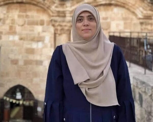 الاحتلال يسلم المرابطة خويص قرارًا بمنعها من دخول الضفة