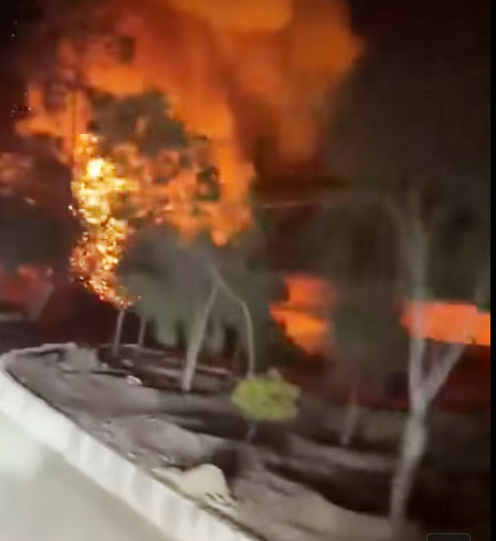 شاهد.. انفجار واندلاع حرائق في منطقة ماعين