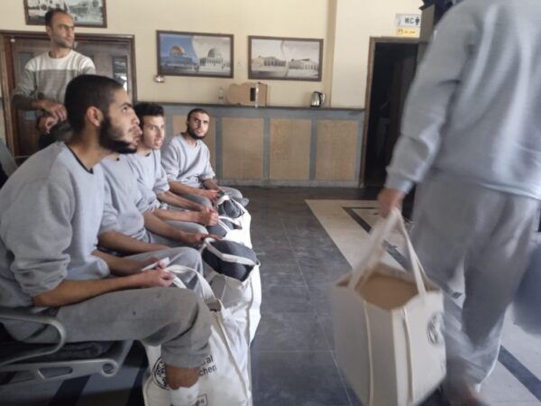 الاحتلال يفرج عن 10 أسرى من غزة