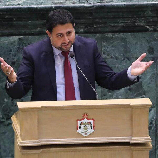 النائب الرقب يفتح ملف “شراء الخدمات” الحكومية.. طلب كشفاً بالأسماء والرواتب