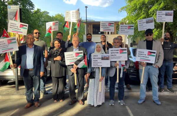 أردنيون يحتجون أمام مقر “ميدل إيست آي” في بريطانيا