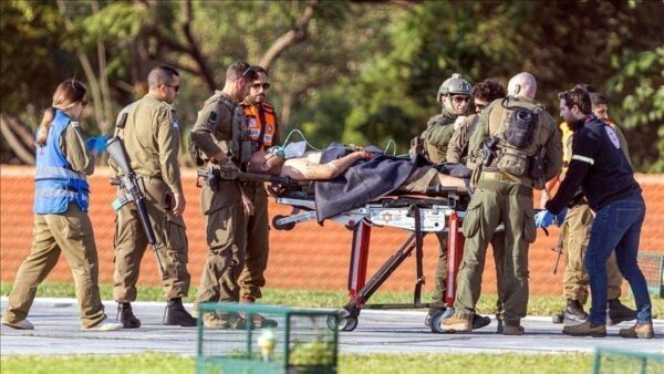 إصابة جندي إسرائيلي بعملية طعن قرب الخليل وإصابة المنفذ بجروح خطيرة