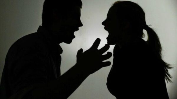 آخرها مقتل امرأة بيد شقيقها.. خبير اجتماعي يفكك أسباب الجرائم الأسرية بالمجتمع