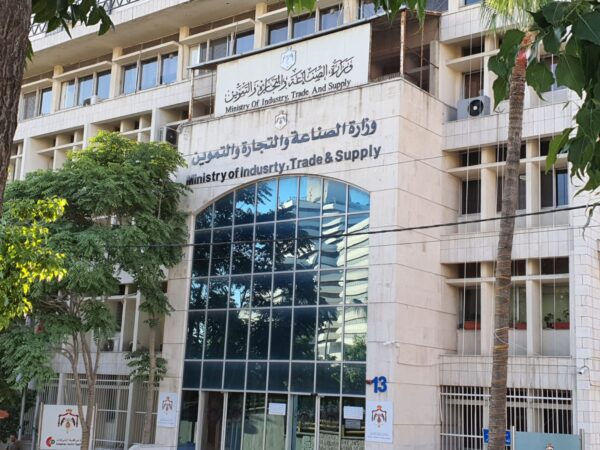 السماح باستيراد سلع صناعية من سوريا