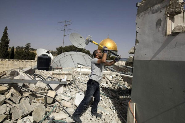الاحتلال يجبر مقدسيين على هدم منزلهما بالقدس ويعتقل 28 فلسطينياً بالضفة