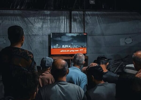 أهالي غزة يخرجون للشوارع فرحا بالصواريخ الإيرانية (شاهد)