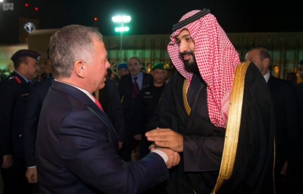 الملك يتبادل التهاني هاتفيا مع ولي العهد السعودي بمناسبة عيد الأضحى