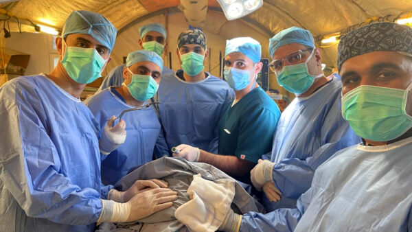 المستشفى الميداني الأردني جنوب غزة يجري عملية جراحية لإنقاذ حياة طفل