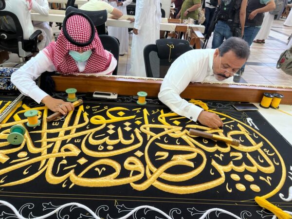 كسوة الكعبة.. خيوط من ذهب وحرير بمواصفات وجودة لا تتأثر بالظواهر الجوية