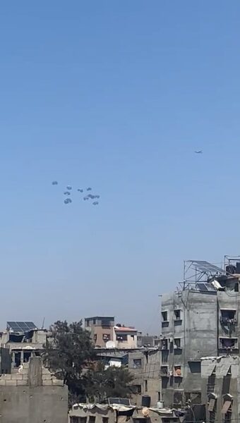 الأردن ينفذ 3 إنزالات جوية على قطاع غزة إحداها مع الإمارات