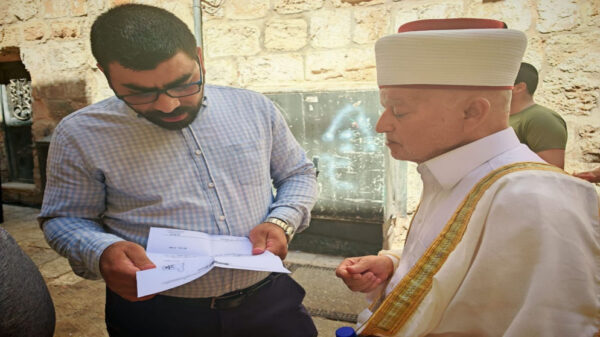 الاحتلال يحتجز مفتي القدس ويبعده عن المسجد الأقصى