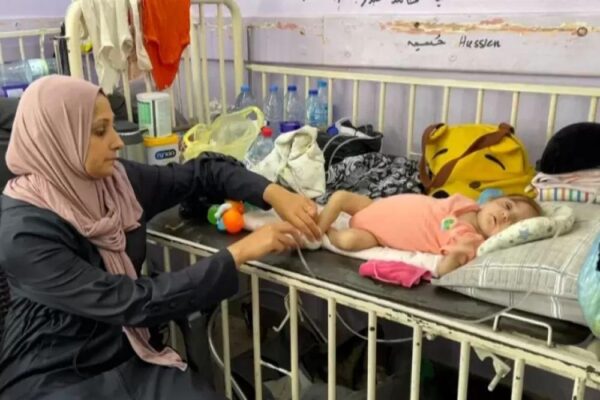 “حماس”: انتشار التهاب السحايا بين أطفال غزة ينذر بكارثة صحية