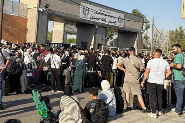 الازدحامات مستمرة.. تفاصيل ما يحدث على جسر الملك حسين