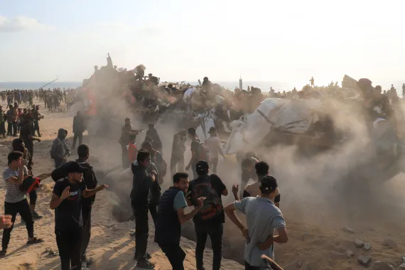 “من يريد دقيقًا فليتقدّم”: جنود الاحتلال نادوا على المجوّعين في غزة ثم أعدموهم ميدانيًّا