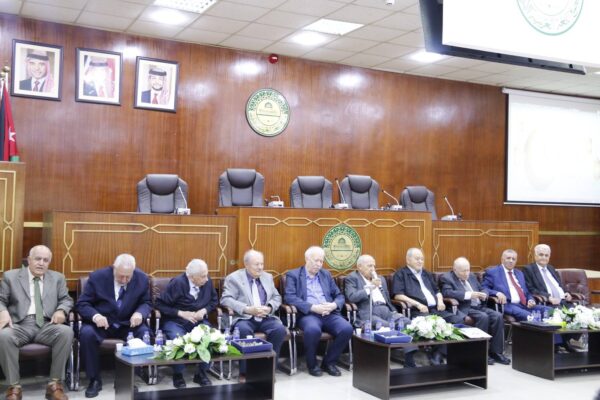 مجمع اللغة العربية يخاطب رئيس الوزراء بشأن لوحات المركبات الحكومية