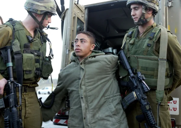 قوات الاحتلال تفجر شقة سكنية في نابلس وتعتقل أربعة فلسطينيين