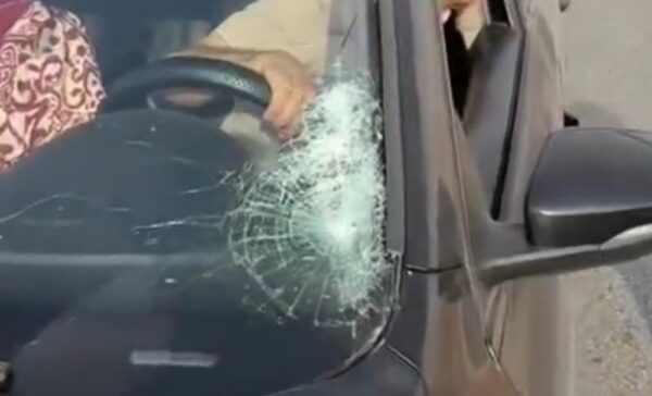 مستوطنون يهاجمون مركبات فلسطينيين في أريحا