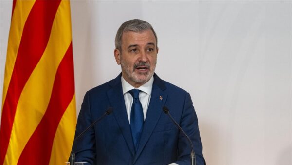 “تل أبيب” تمنع دخول رئيس بلدية برشلونة إثر قطع العلاقة مع “إسرائيل”