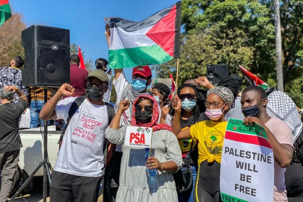 “من النهر إلى البحر ستتحرر فلسطين”.. الآلاف يتظاهرون في جنوب إفريقيا ضد الإبادة بغزة