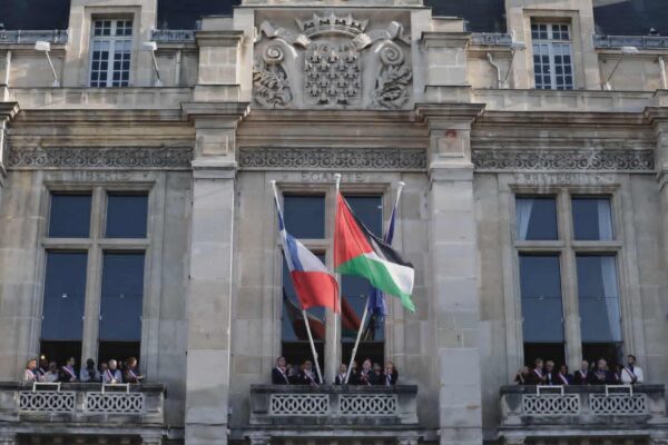 رفع علم فلسطين على مبنى بلدية سان دوني في فرنسا