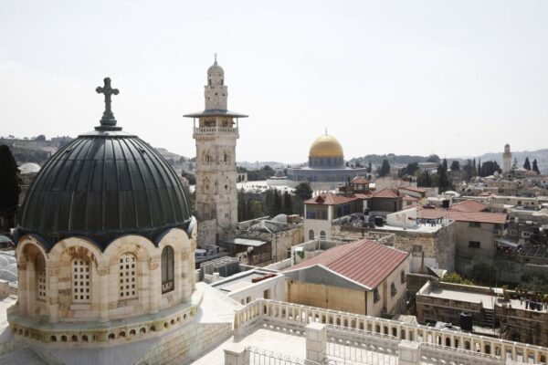 المسيحيون في فلسطين.. ثمانية عقود في وجه محاولات التهجير وتزييف الهوية
