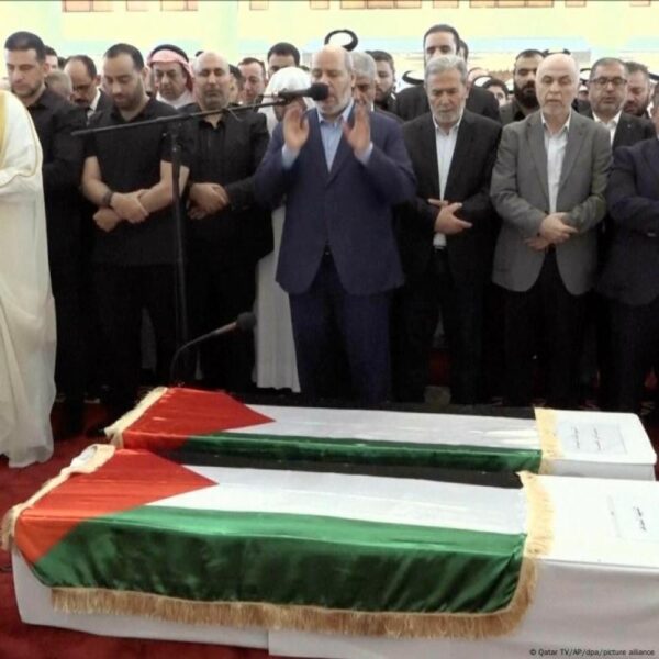 “حماس”: القيادي الحية أدى صلاة الجنازة على شهداء محاولة الاغتيال