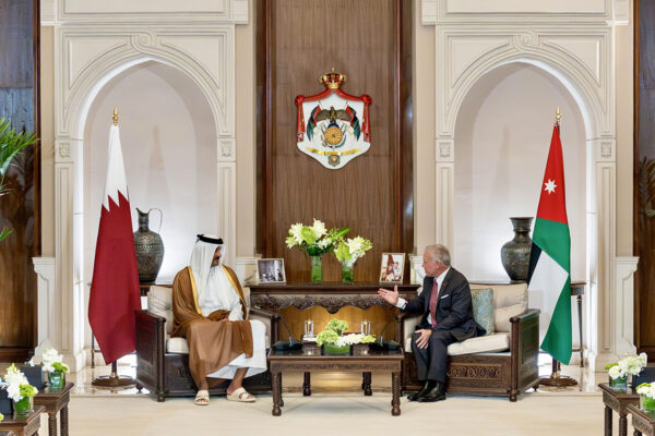 الملك وأمير دولة قطر يعربان عن اعتزازهما بمستوى العلاقات بين البلدين