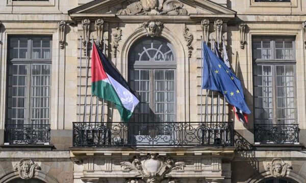 21 بلدية فرنسية ترفع العلم الفلسطيني تزامنًا مع اعتراف باريس بدولة فلسطين