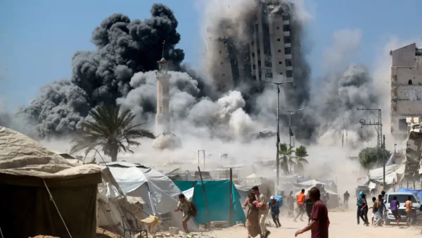 وزير الجيش الإسرائيلي يتباهى بتدمير أبراج غزة وإرهاب وتشريد مئات العائلات
