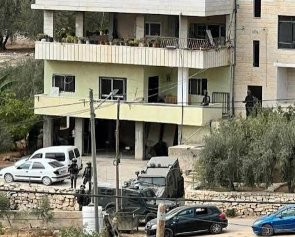 الاحتلال يغلق منزل ذوي شهيد في قطنة شمال غرب القدس
