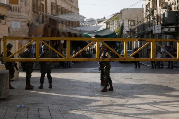 قوات الاحتلال تطلق النار على فلسطيني عند حاجز قلنديا في القدس