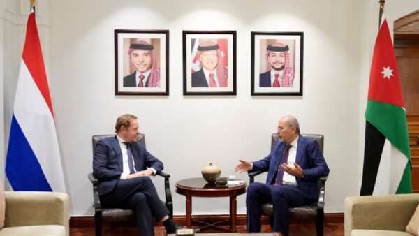 وزير الخارجية يلتقي نظيره الهولندي.. هذا ما بحثاه