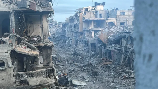 دفاع مدني غزة يبدأ بانتشال جثامين الشهداء من تحت أنقاض المنازل المدمرة
